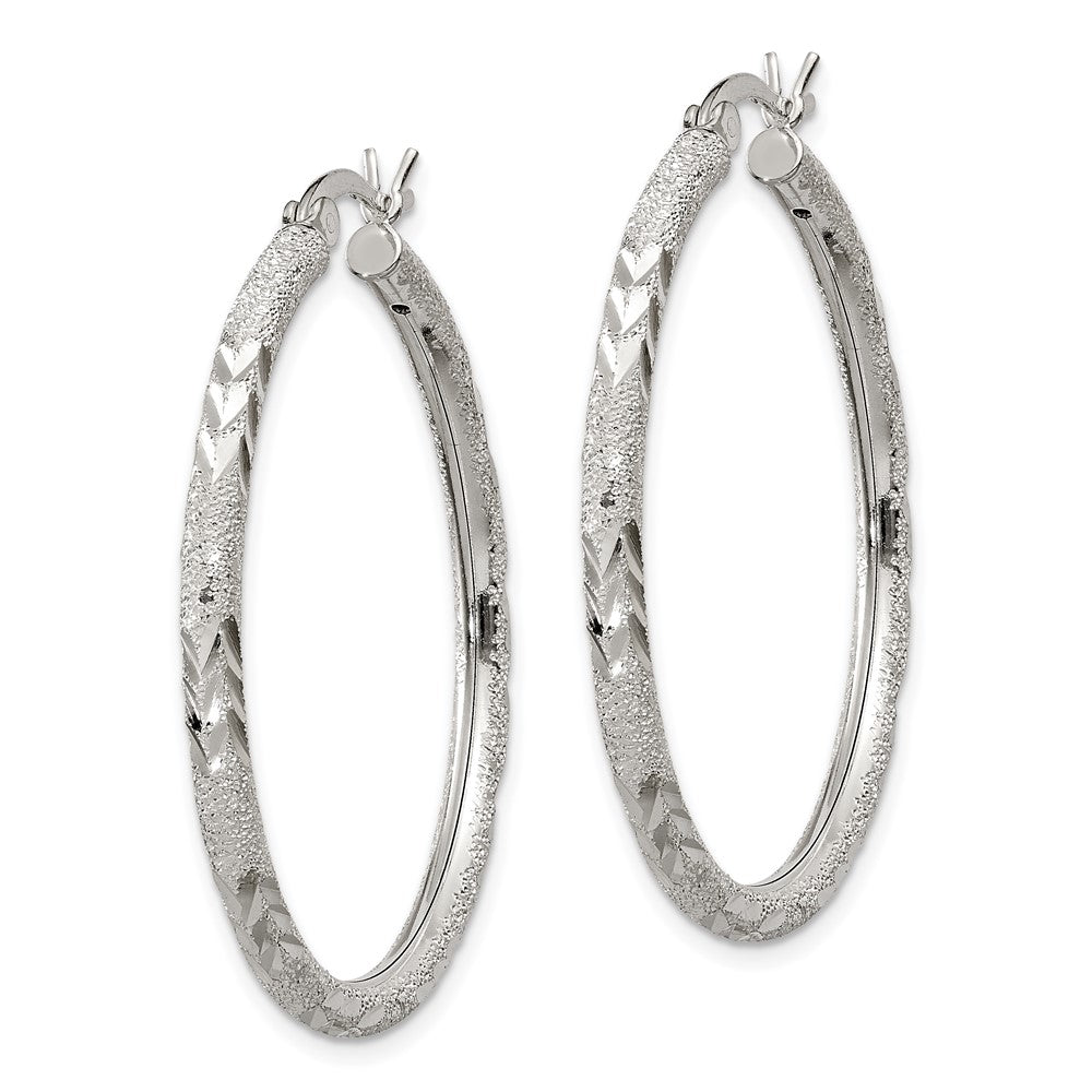 QE11519 Sterling Silver 2.5mm Diamond-cut Laser-cut Hinged Hoop Earrings