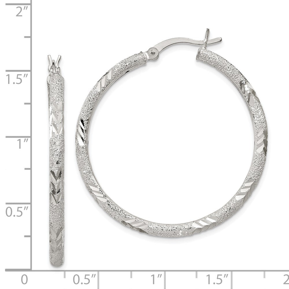 QE11519 Sterling Silver 2.5mm Diamond-cut Laser-cut Hinged Hoop Earrings