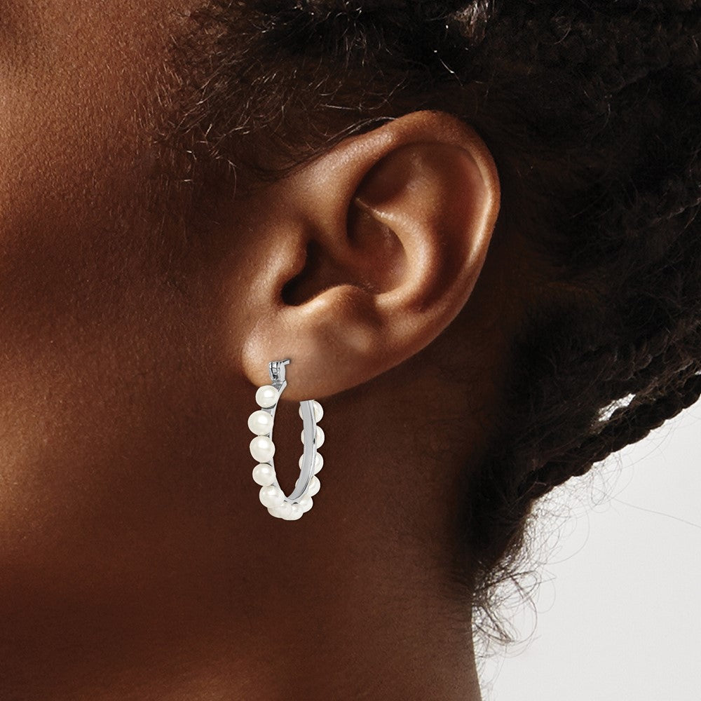 QE12753 Sterling Silver Rhodium-plated 4-5mm White Button Freshwater Cultured Pearl Hoop Earrings