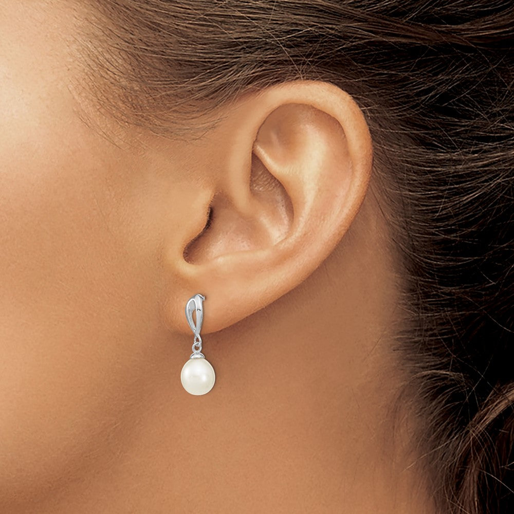 QE13861 Sterling Silver Rhodium-plated 7-8mm White Rice Freshwater Cultured Pearl Post Dangle Earrings