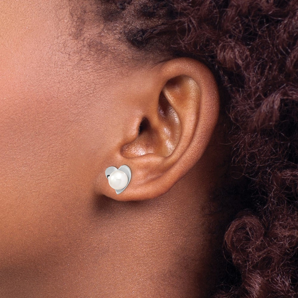 QE13865 Sterling Silver Rhodium-plated 7-8mm White Button Freshwater Cultured Pearl Heart Post Earrings