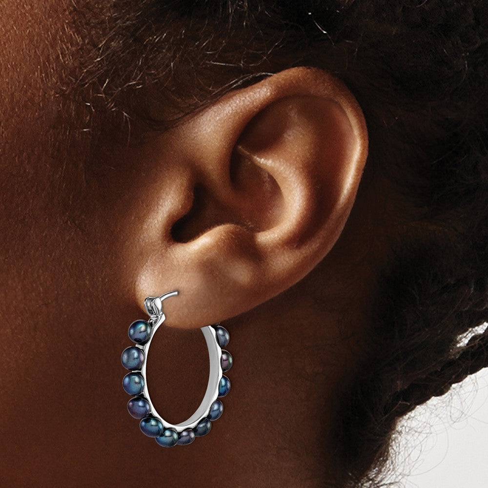 QE15119 Sterling Silver Rhodium-plated 4-5mm Black Button Freshwater Cultured Pearl Hoop Earrings