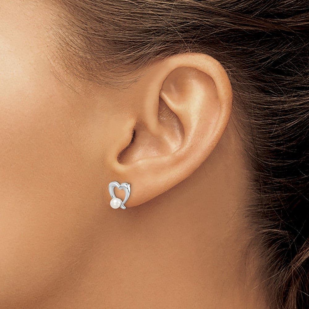 QE15308 Sterling Silver Rhodium-plated 3-4mm White Round Freshwater Cultured Pearl Heart Post Earrings