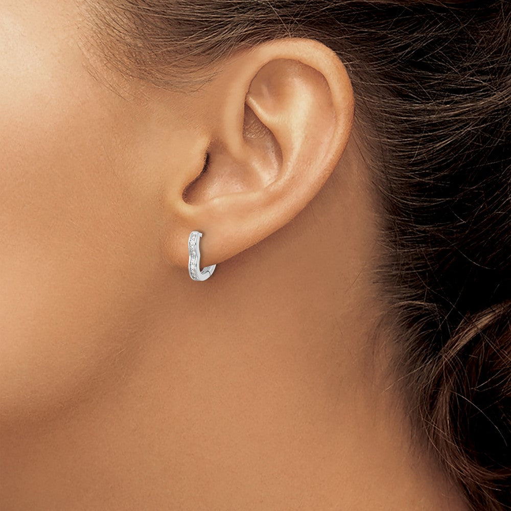 QE16434 Sterling Silver Polished Rhodium-plated CZ Heart Shaped Hoop Earrings