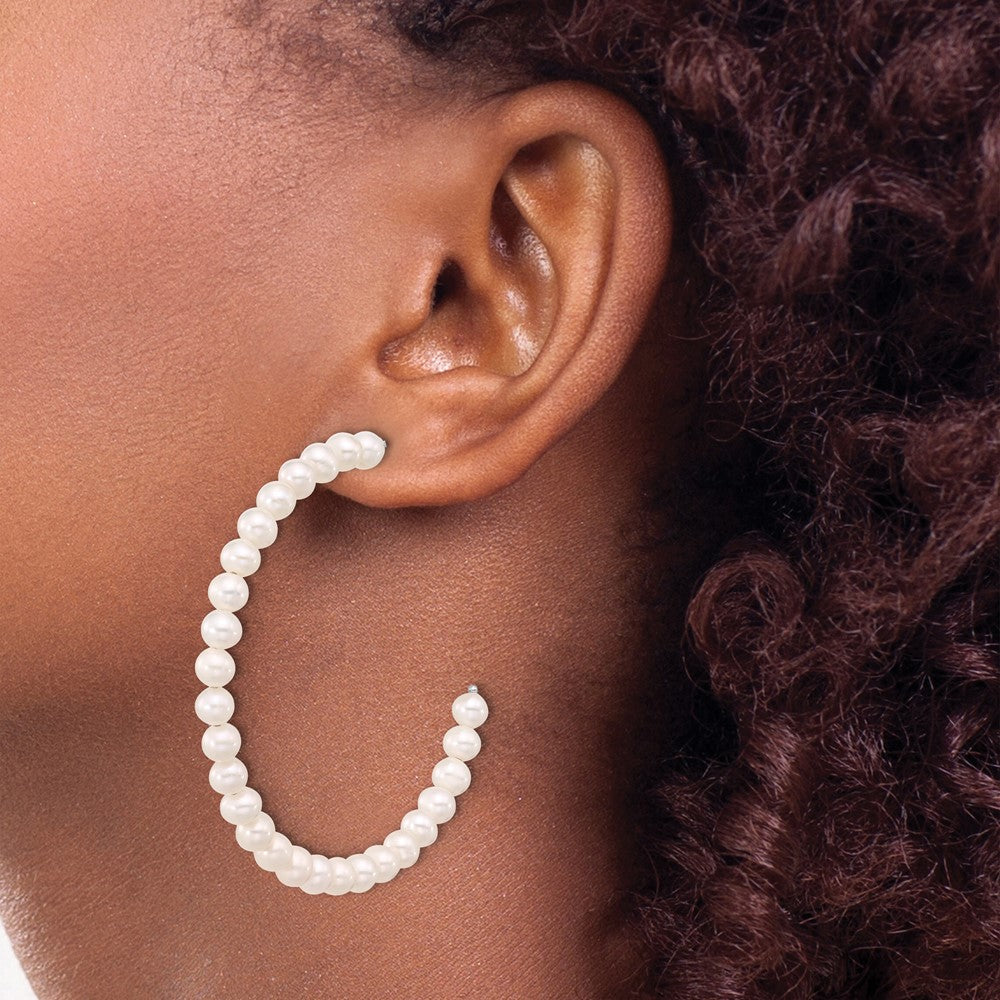QE17246 Sterling Silver Rhodium-plated 4-5mm White Semi-Round Freshwater Cultured Pearl C-Hoop Earrings