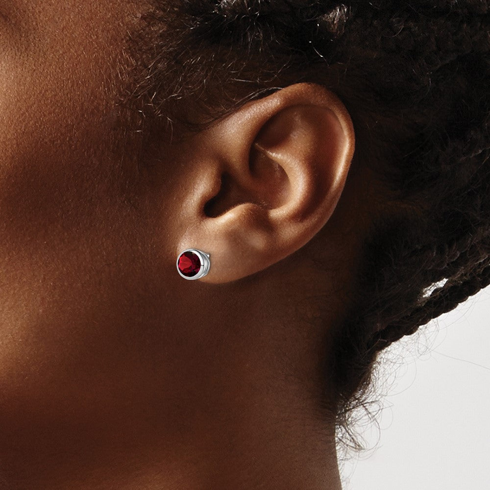 QE9411GA Sterling Silver Rhodium-plated Garnet Circle Stud Earrings