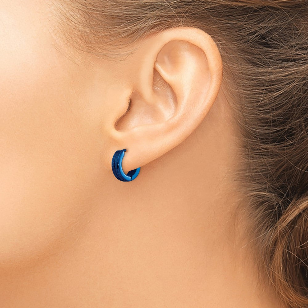 SRE1310 Chisel Stainless Steel Polished Blue IP-plated Laser cut 4mm Hinged Hoop Earrings