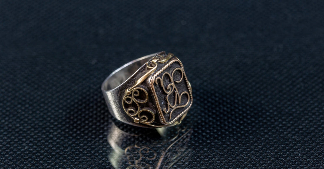 What Makes Signet Rings a Timeless Statement of Luxury and Identity?