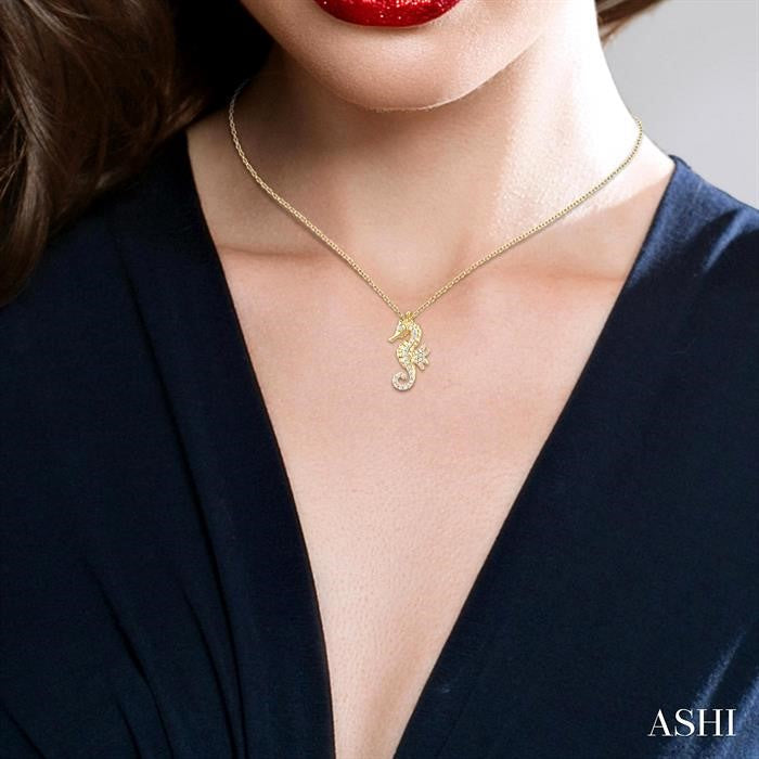 ASHI Seahorse Petite Diamond Fashion Pendant 643S8PPTSPDYG