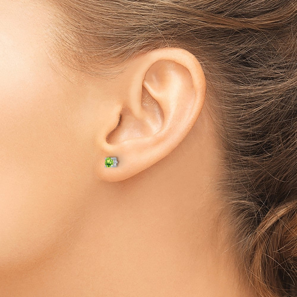 QBE26AUG Sterling Silver Rhodium-plated 4mm Round Peridot Post Earrings