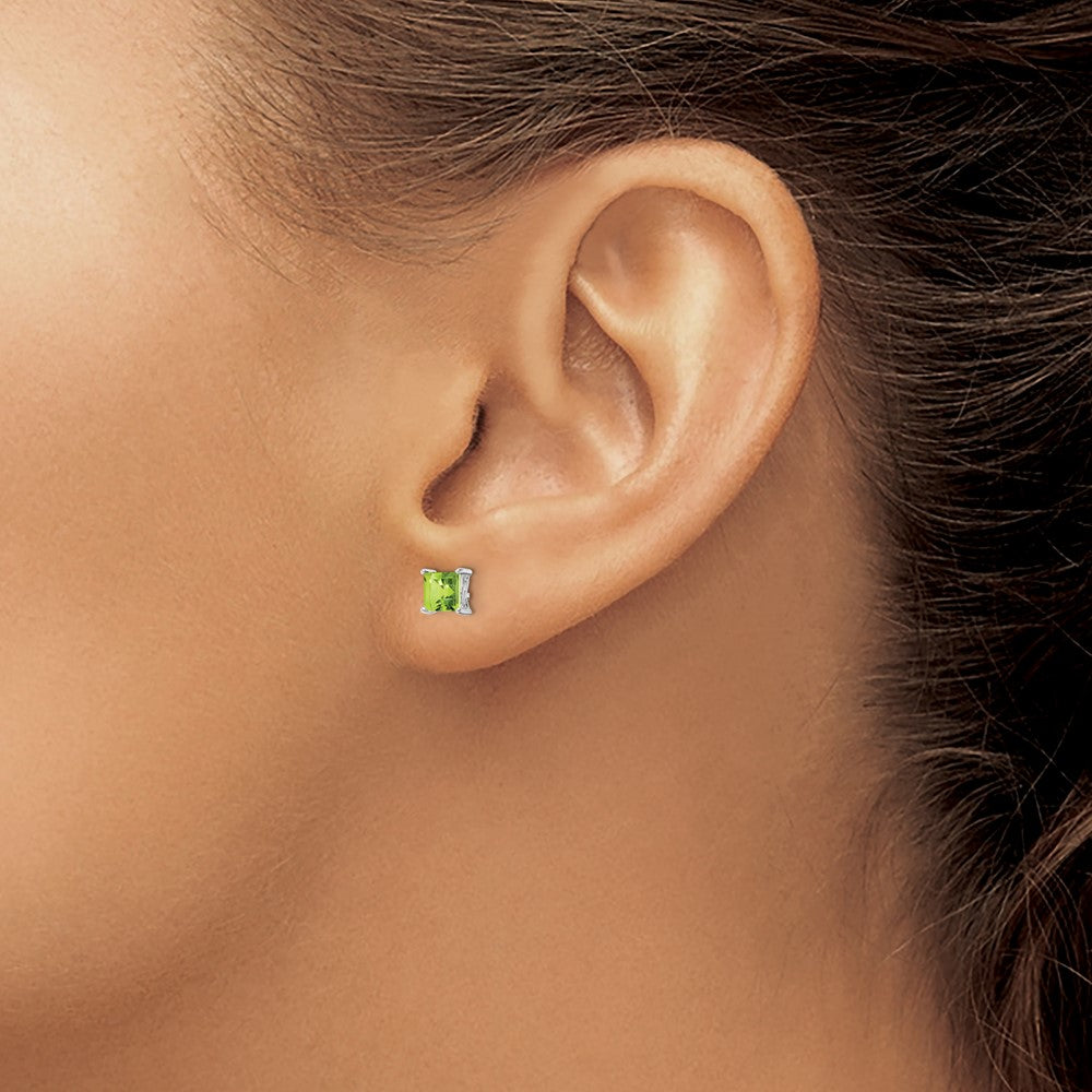 QBE28AUG Sterling Silver Rhodium-plated 4mm Princess Peridot Post Earrings