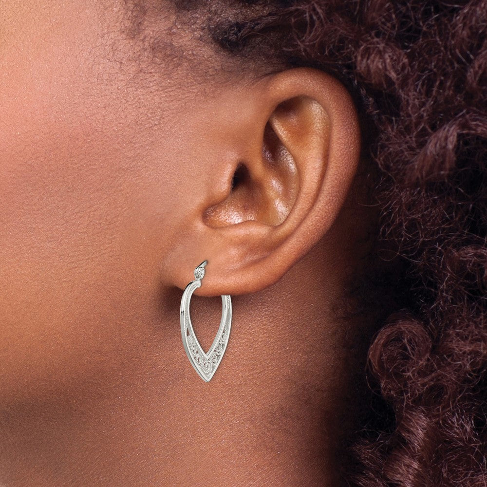 QE11648 Sterling Silver Polished Filigree Heart Hoop Earrings