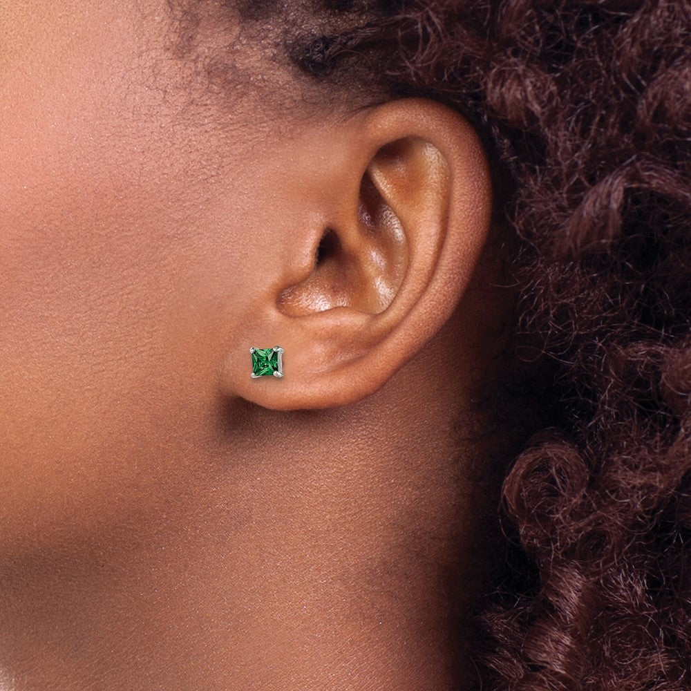 QE12366 Sterling Silver Polished 4mm Square Green Glass Stud Earrings