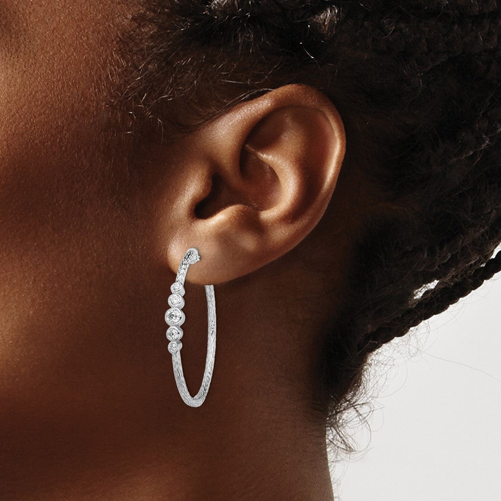 QE13718 Sterling Silver Rhodium-plated CZ Textured Hoop Earrings