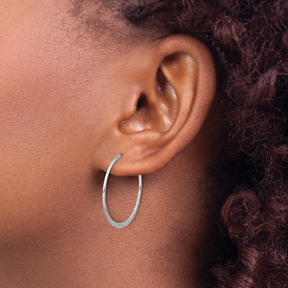 QE16847 Sterling Silver Polished and Hammered Medium Round Hoop Earrings