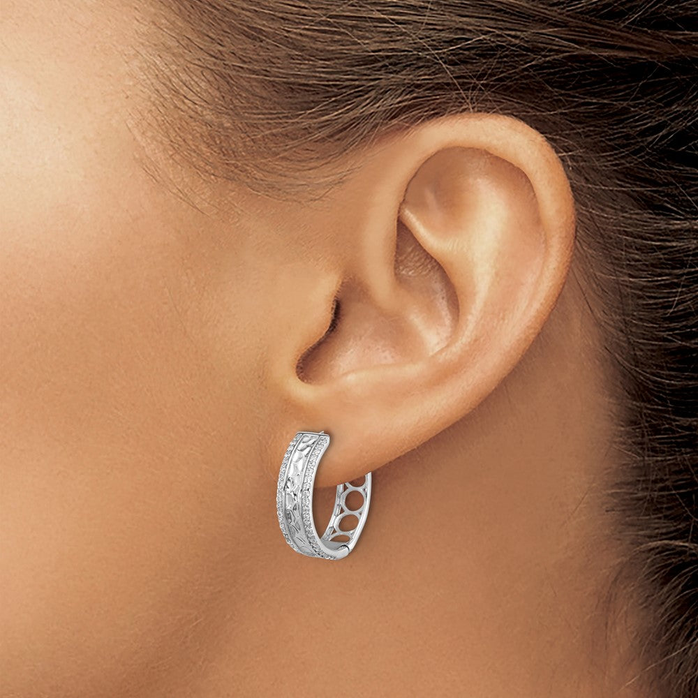 QE17193 Sterling Silver Rhodium-plated Hammered Center CZ 5.5mm Hoop Earrings