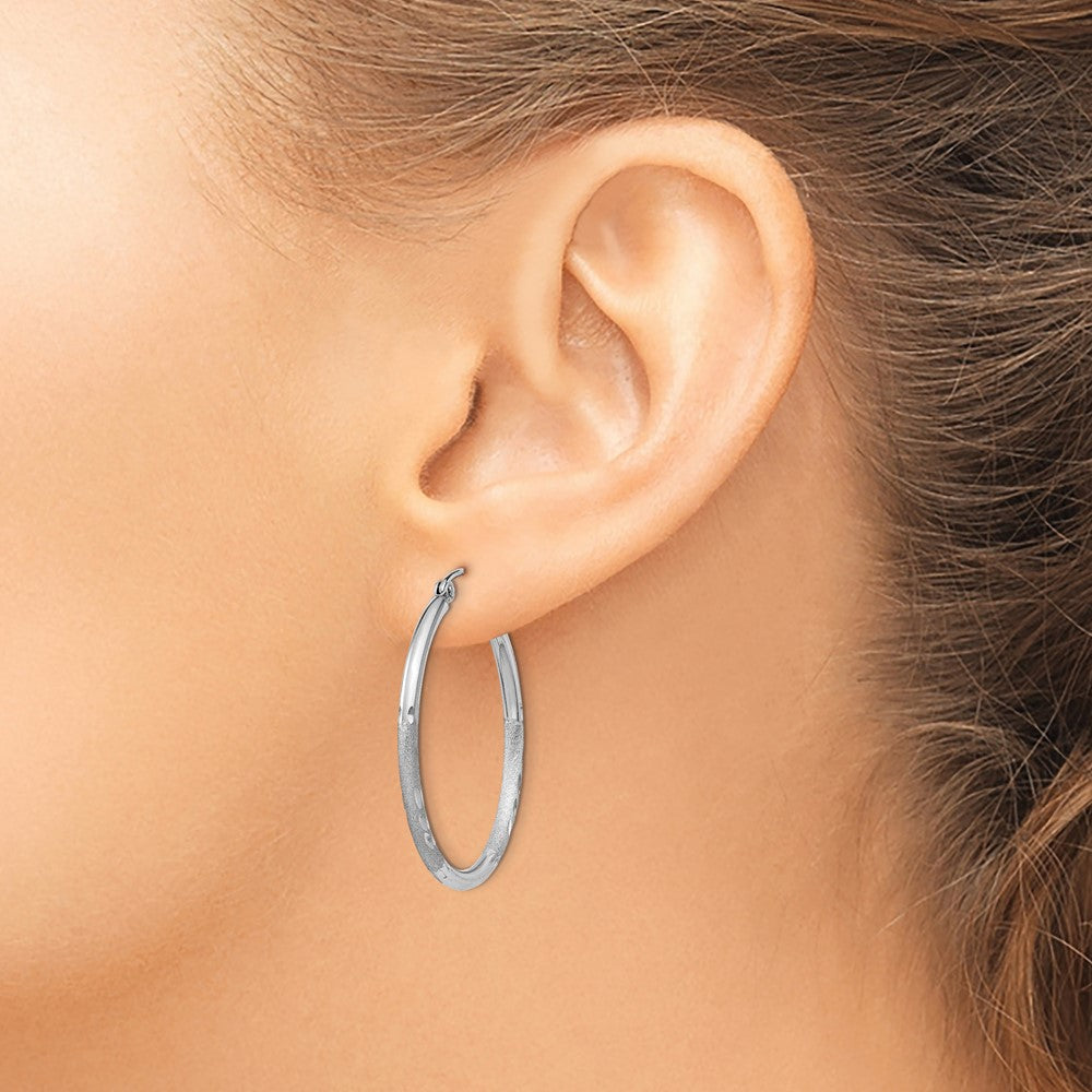 QE4419 Sterling Silver Rhodium-plated 2mm Polished/Satin Diamond-cut Hoop Earrings