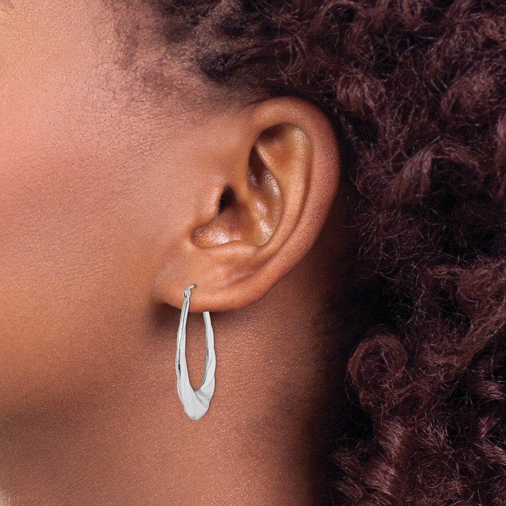 QE4696 Sterling Silver Rhodium-plated Twisted Scalloped Oval Hoop Earrings