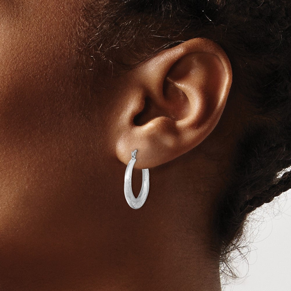 QE8397 Sterling Silver RH-plated Brushed & D/C Scalloped Round Hoop Earrings